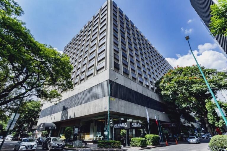 Qué tiendas y servicios ofrece Galería Plaza Reforma en México